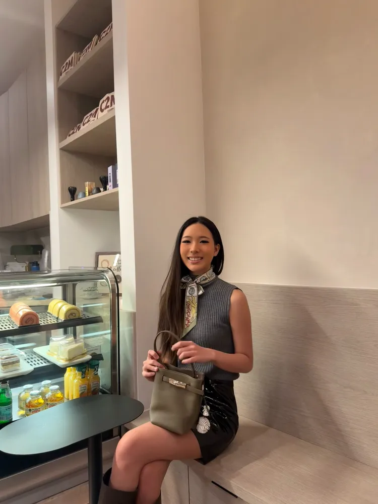 Elly對Longchamp Le Smart水桶包愛不釋手。翻攝Elly IG