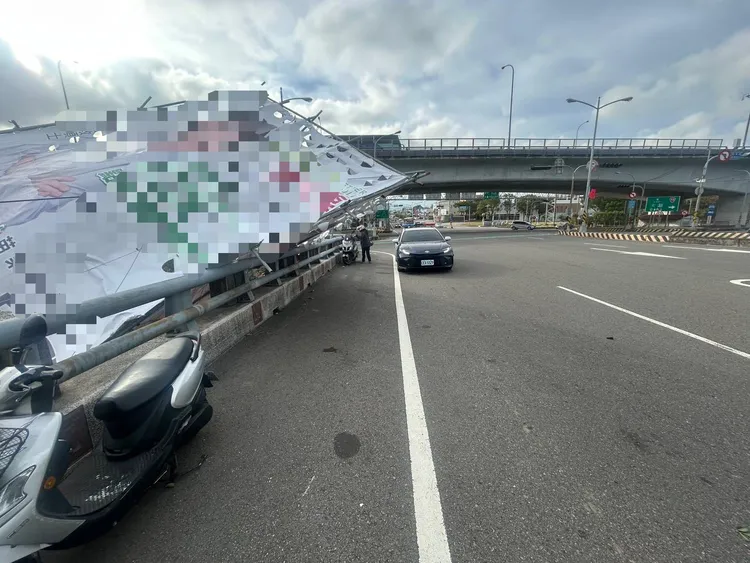 陳姓女騎士頸部被繩索勾住摔車受傷。民眾提供