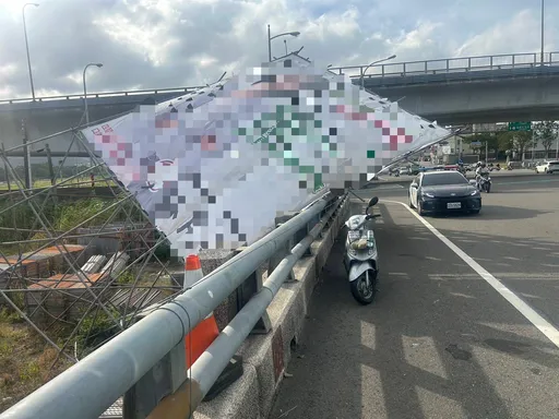 苗栗競選看板遭薔琵颱風外圍環流吹倒　女騎士被繩索勒頸受傷