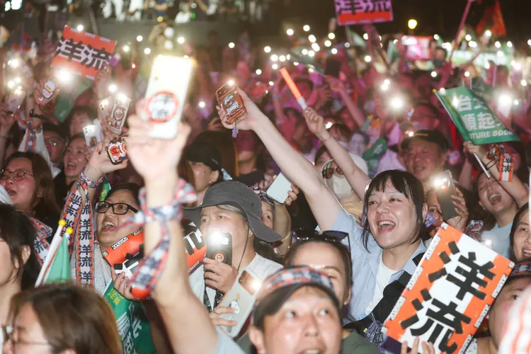 沈伯洋18日在民權公園舉行造勢活動，現場人潮滿滿亮起一片燈海。中央社