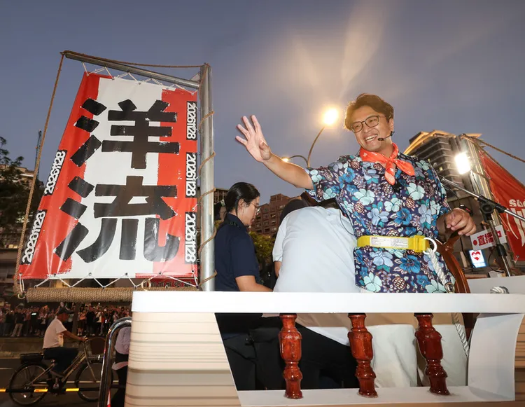 民進黨台北市長參選人沈伯洋18日在松山、信義區舉辦「台北大洋流」車掃活動。中央社