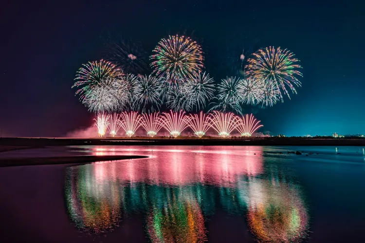 今年國慶焰火在台東卑南溪出海口施放。圖為焰火試放，台東縣政府提供