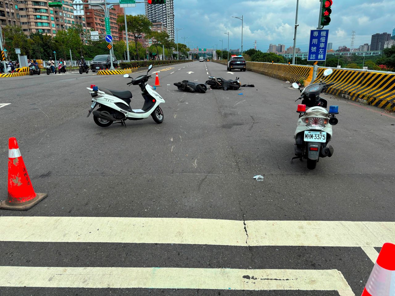 永和環快死亡車禍!糊塗騎士追撞等紅燈機車女 目擊者:她趴地一動也不動