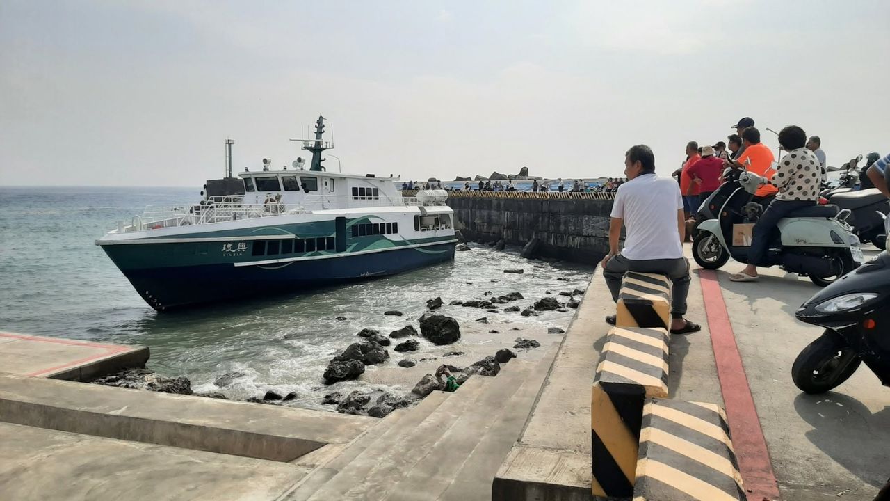 畫面曝光!屏東小琉球公船傳擱淺 緊急接駁40人上岸