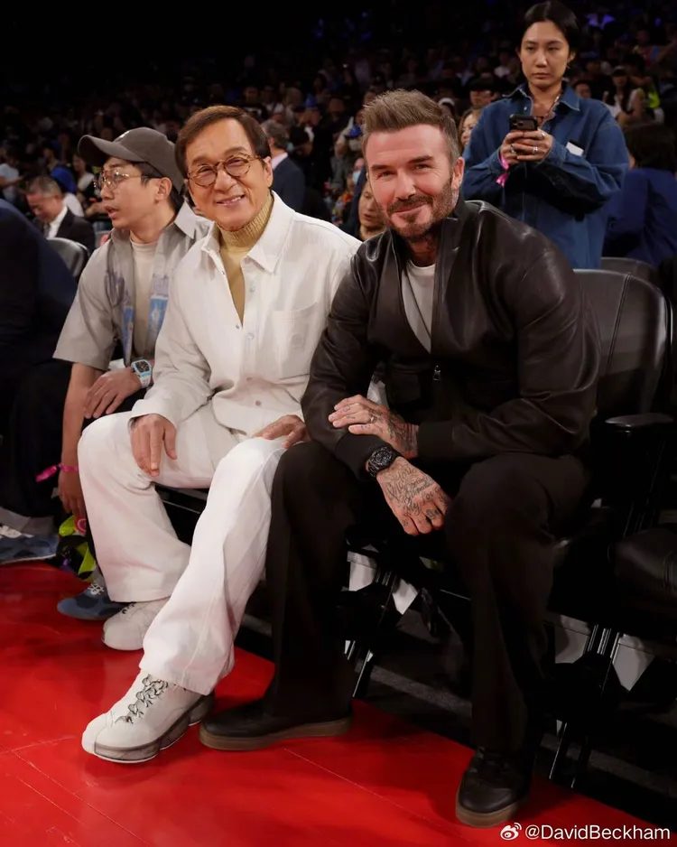 成龍（左）和貝克漢在澳門威尼斯人綜藝館觀賞NBA中國賽。翻攝貝克漢微博