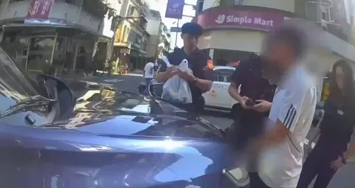 兄弟吵架動靜太大！苓雅警獲報到場　眼尖警喵見他身懷毒品與吸食器