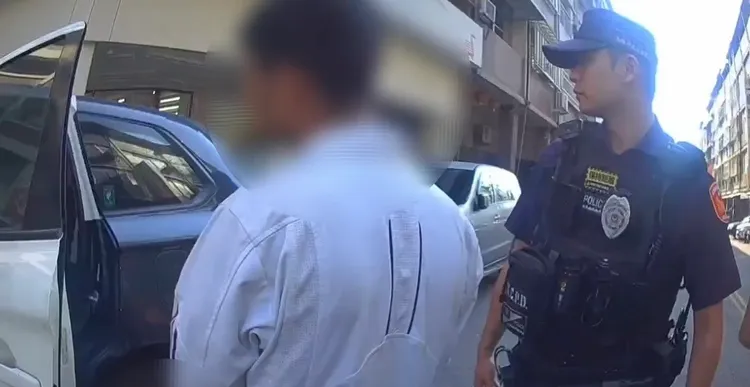 攜帶毒品的蔡男被帶回警局。翻攝畫面