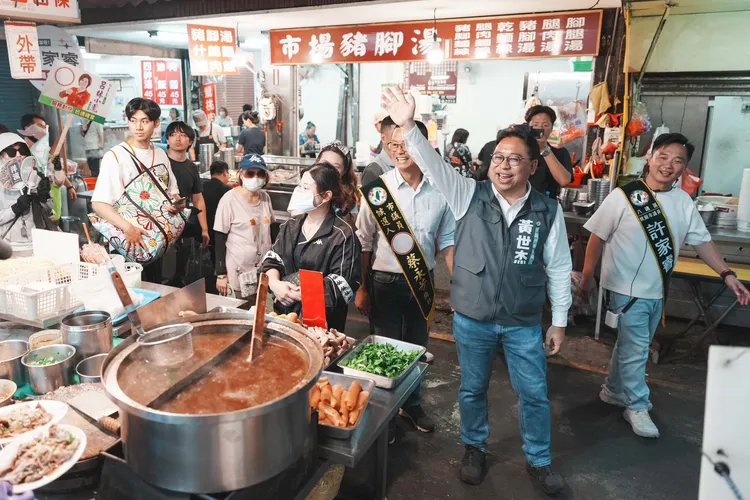 黃世杰市場拜票。黃世杰競辦提供
