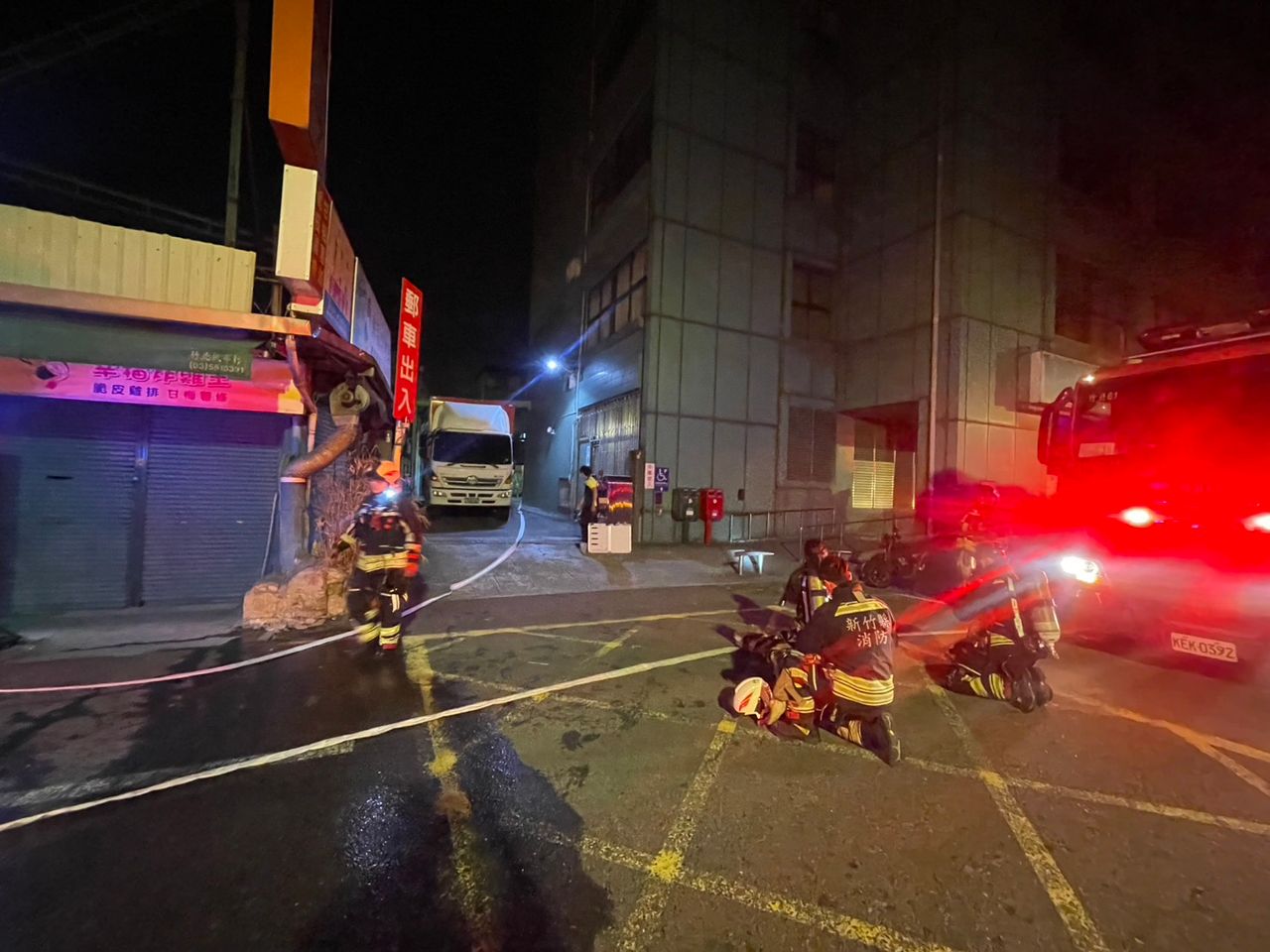 竹北郵局凌晨火警! 5樓倉庫起火燃燒待報廢電動機車
