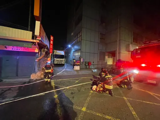 竹北郵局凌晨火警！　5樓倉庫起火燃燒待報廢電動機車