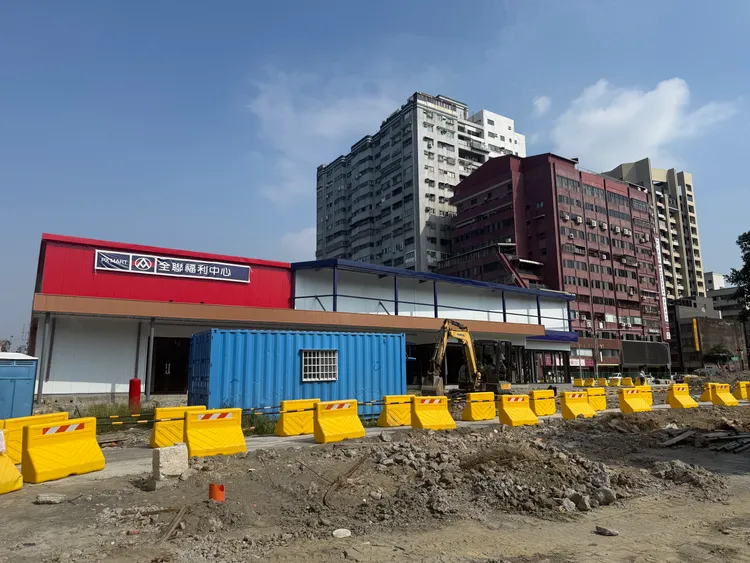 建案旁七賢與河東路口，目前全聯正進行旗艦店裝潢，各項生活機能佳。葉家銘攝