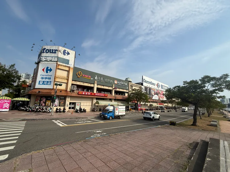 愛河周邊可開發土地日漸稀缺，當中豐邑購入「WO HOTEL」與「萬家福愛河店」，總金額達60億元。葉家銘攝