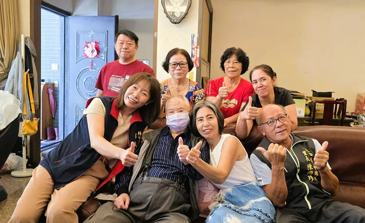 中湖里陳伯伯思路清晰與區長話家常。公所提供
