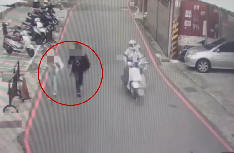 男女嫌犯跳窗逃跑後於街上奔跑。翻攝畫面