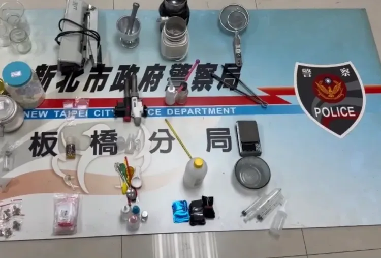 警方查扣毒品加工或分裝使用工具一批。翻攝畫面