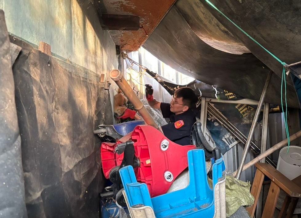 汽車引擎室傳出陣陣喵叫! 大園暖警救援助脫困