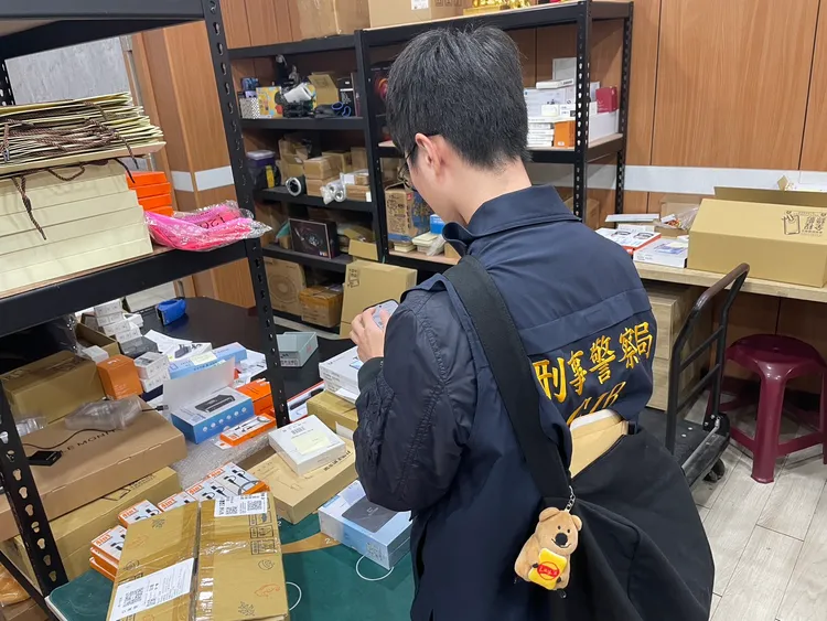 警方搜索銷售地點。警方提供