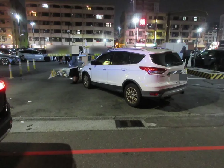 胡女車子停在停車場入口，出口車牌辨識設備被撞倒。民眾提供