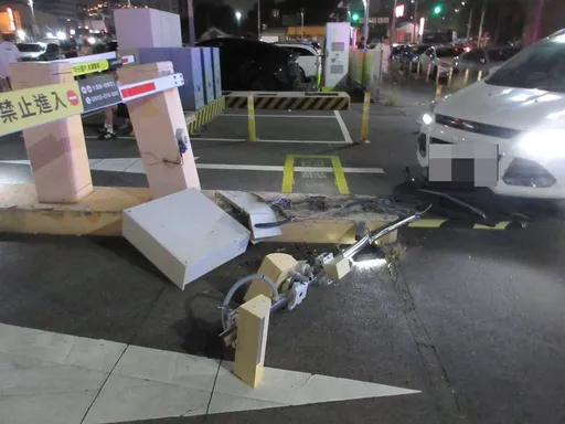 台中女開車撞倒車牌辨識設備　害逢甲商圈停車場卡死