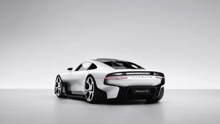 Mission S車頂線條帶有經典959的設計神韻，車尾則融入GT1賽車的結構概念，並整合主動式後擾流尾翼，將歷代保時捷跑車元素轉化為新世代造型。原廠照片