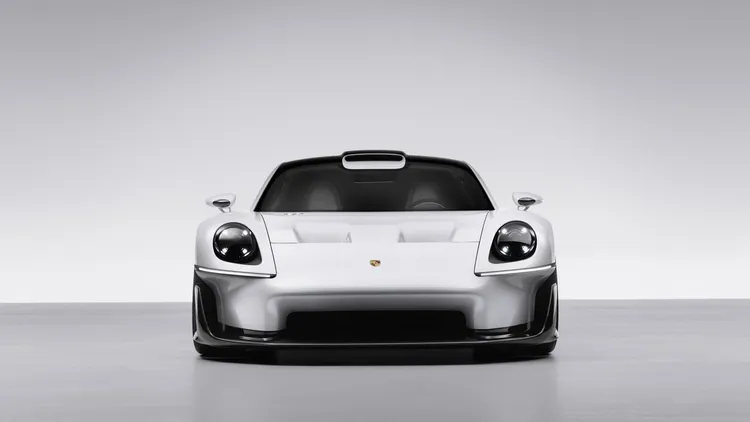 Mission S採用低矮、寬扁的中置引擎跑車比例，結合保時捷經典的外擴葉子板與流線車頂，透過簡潔曲面及鮮明折線，呈現品牌未來的設計語彙。原廠照片