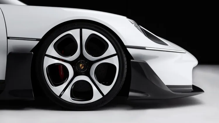 Mission S的輪圈設計靈感來自Porsche 928，車身冷卻系統則向917賽車的散熱風扇致敬，從空氣力學到機械細節，都能找到品牌經典賽車的設計影子。原廠照片