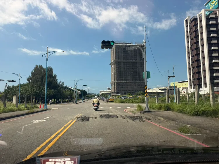 砂石車沒蓋好一路漏！八里5個月開罰逾百件，最高恐遭停運處分。公所提供