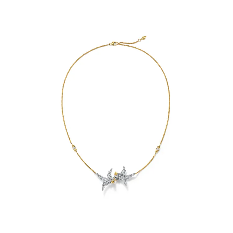 Tiffany 石上鳥珠寶系列 Lovebirds 鑽石鏈墜（鉑金與黃K金鑲嵌鑽石），122萬元。品牌提供