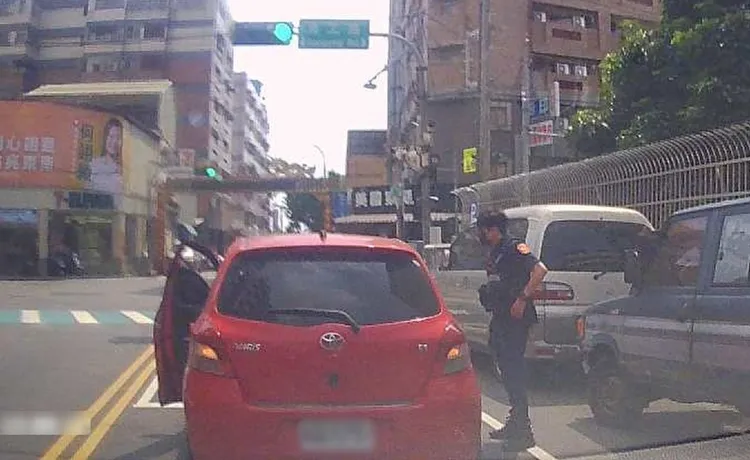 車突然故障，女駕駛打雙黃燈等修車師傅到場，不料警方在後方完全瞧見，趕緊下車關切。警方提供