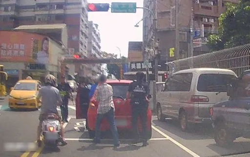 發不動了！車故障停路上阻交通　警民齊力推路旁　