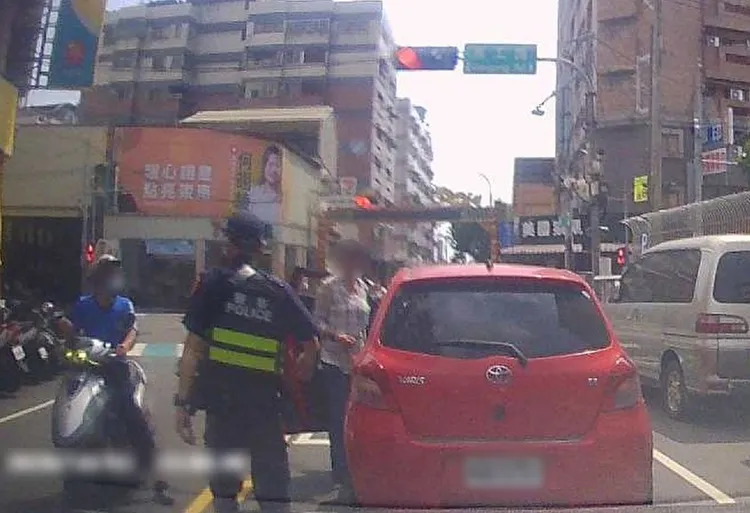車突然故障，女駕駛打雙黃燈等修車師傅到場，不料警方在後方完全瞧見，趕緊下車關切。警方提供