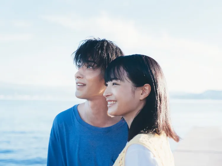 橫濱流星（左）、廣瀨鈴日前重回拍攝地今治市，回憶當時夏天流很多汗。車庫娛樂提供