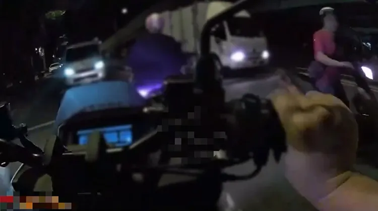 違規騎士逃到萬華還逆向。翻攝畫面