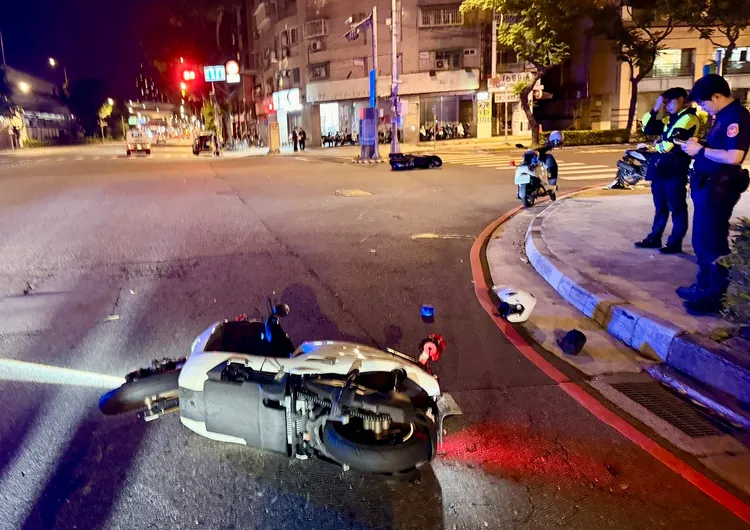 2警摔車送醫。翻攝畫面