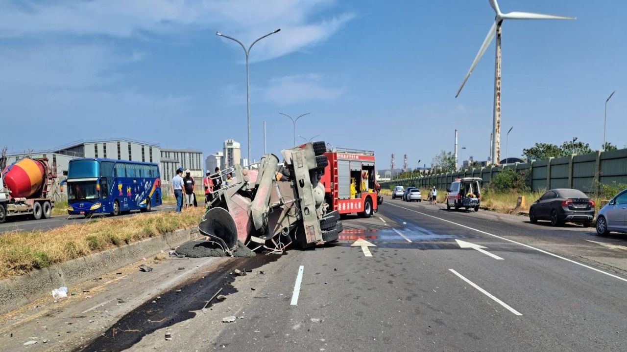 畫面曝光!台中港水泥預拌車過彎失控翻覆 34歲駕駛受困亡