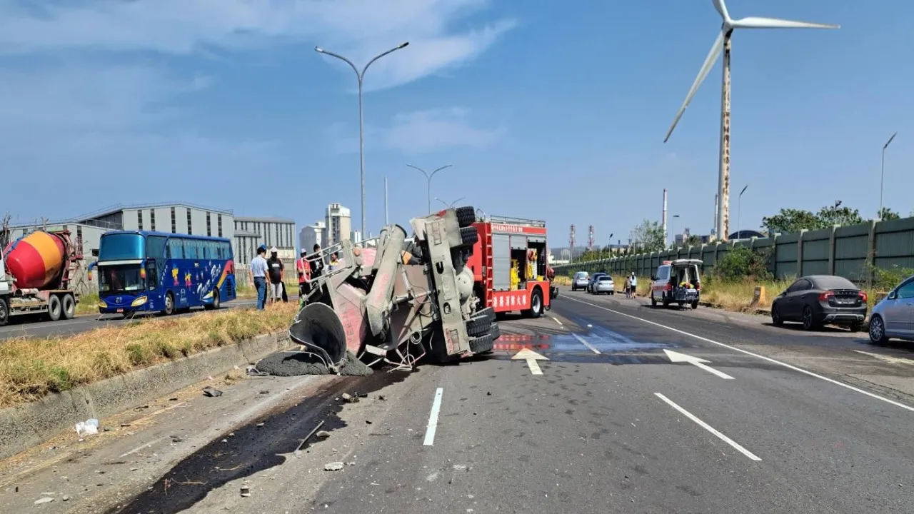 畫面曝光！台中港水泥預拌車過彎失控翻覆　34歲駕駛受困亡