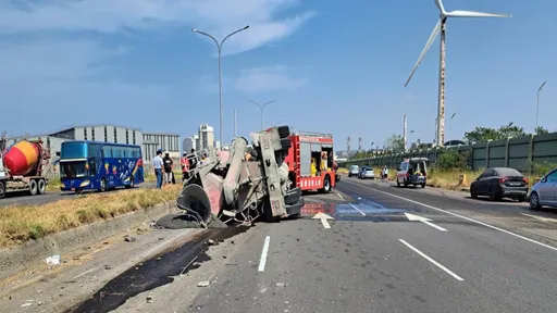 畫面曝光！台中港水泥預拌車過彎失控翻覆　34歲駕駛受困亡