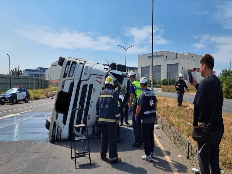 水泥預拌車駕駛受困車內傷重不治。民眾提供