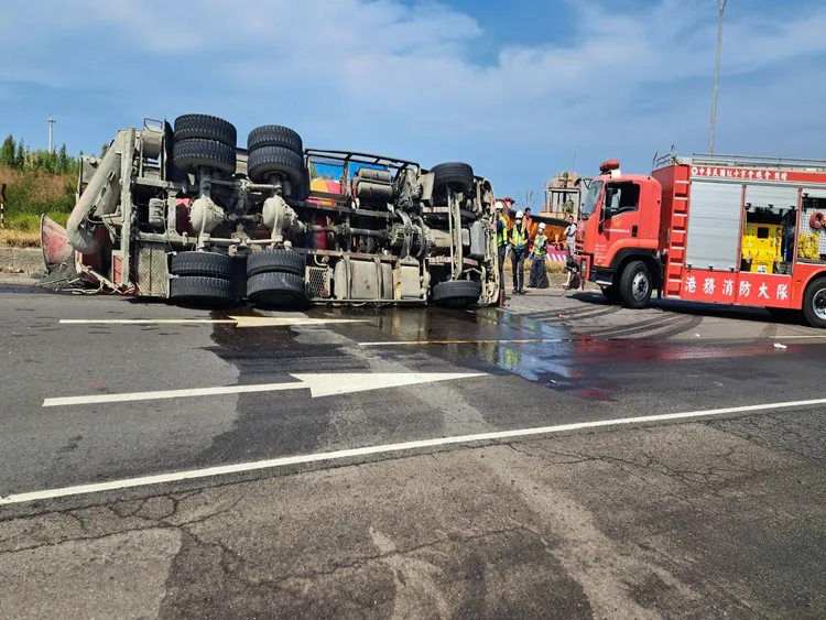 水泥預拌車疑過彎時車速過快失控翻覆。民眾提供