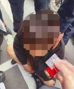 劉姓檢察官及其同行鄭姓友人都被警方搜出毒品殘渣袋。翻攝畫面