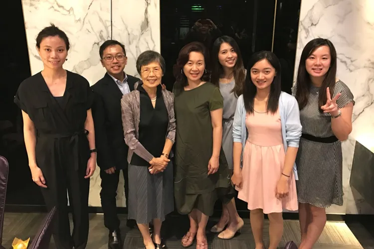 教學對李惠美老師（左三）而言，不只是一份職業，而是投入一生的志業，即使在她離開之後，她對學生的關心也沒有停止。東海大學提供