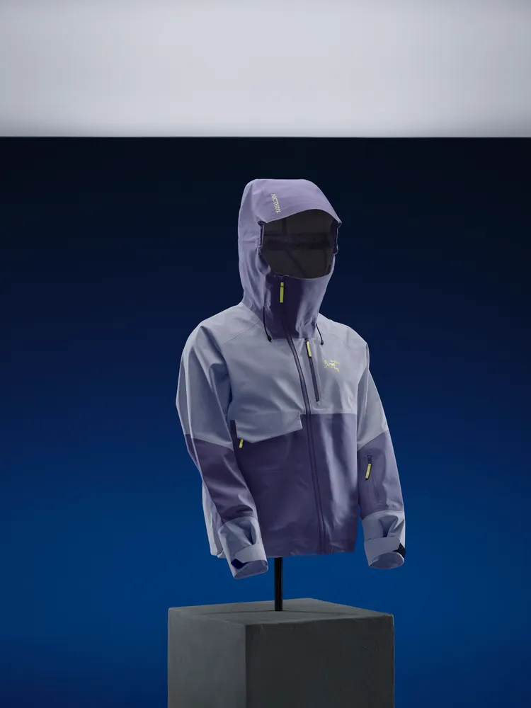 外套採用GORE-TEX ePE環保面料搭配同色系的局部防撕裂設計。品牌提供