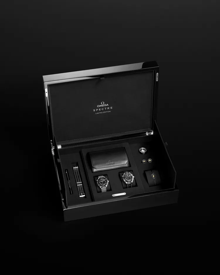 OMEGA海馬潛水300米系列惡魔黨限量版腕錶組，271萬7000元。品牌提供