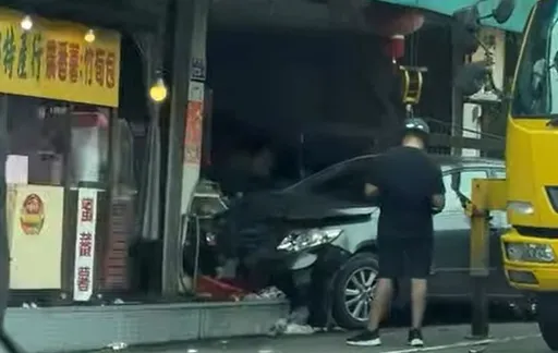 南投轎車衝進特產行撞傷2店員　疑疲勞駕駛肇禍