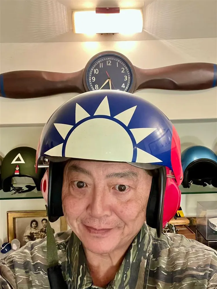 李國超戴國旗安全帽同框呼應。翻攝李國超IG