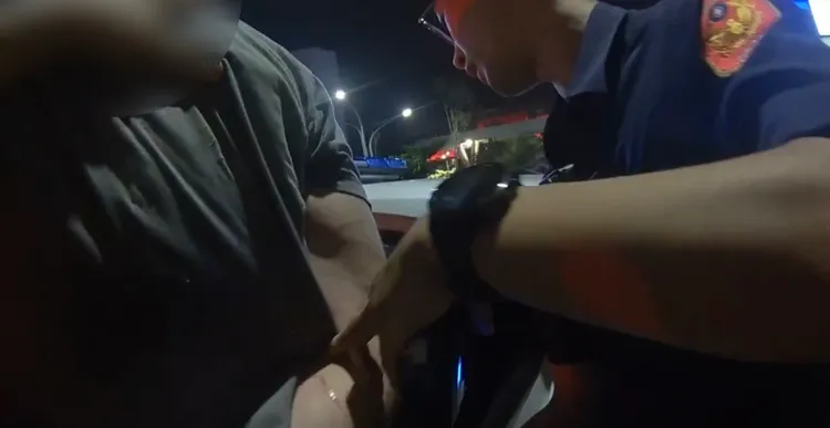 老外性騷女子，當場被民眾制伏，警方趕到現場，將他移送法辦。翻攝畫面