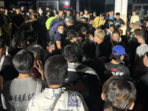 打狗祭驚傳性騷擾！老外環抱女子遭民眾制伏　苓雅警到場逮捕法辦