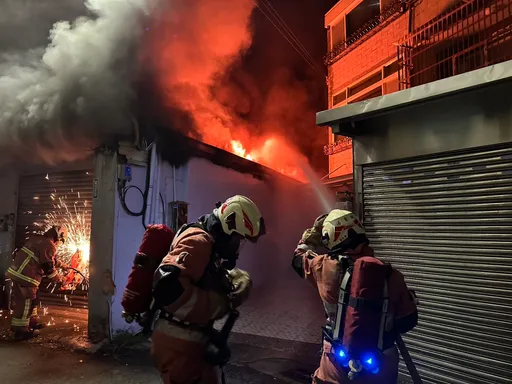 竹市東區透天厝大火　警消急動員救出11受困民眾