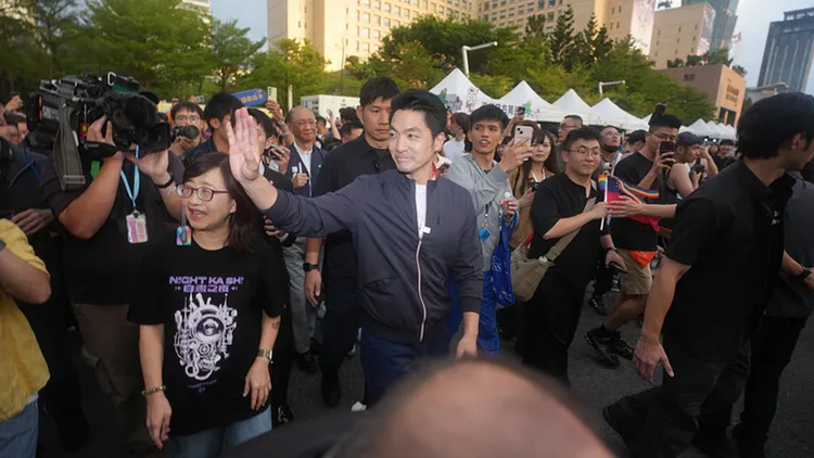 台北市長蔣萬安（中）今天下午現身台北市政府前廣場，出席2026年第24屆台灣同志遊行，與民眾揮手致意。中央社