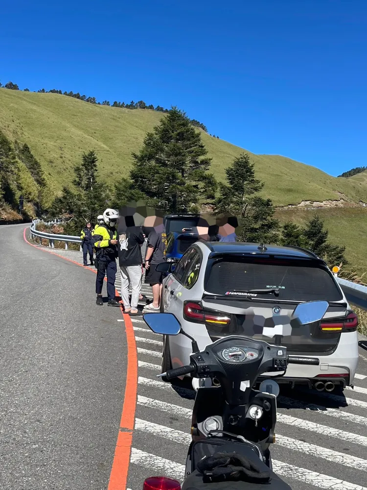 南投縣警局將在光復節連假期間加強在合歡山路段取締違停。警方提供